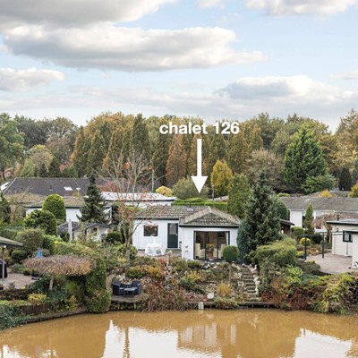 Te koop: aan fraaie vijver gelegen chalet!